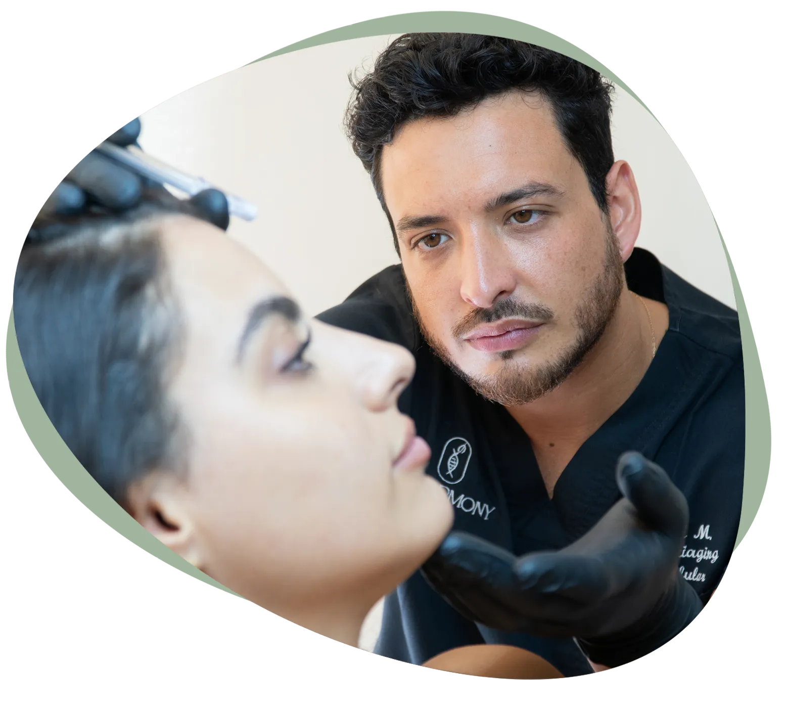 El Dr. Felipe Cid evaluando a una paciente en Clínica Bioarmony